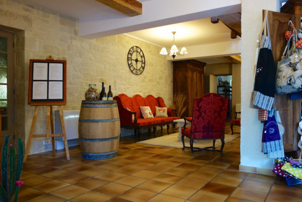 Vue du hall d'entrée et de la réception de votre hôtel restaurant d'Anduze, en Cévennes