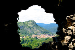 Une belle vue d'Anduze s'offre à vous depuis le château de Tornac (à 10mn de route de l'hôtel restaurant, laissez votre voiture et prenez, à pied, le chemin qui y mène en quelques minutes de marche seulement)