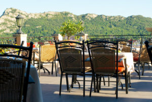 A Anduze, en Cévennes, moment de détente et de gastronomie sur notre terrasse panoramique