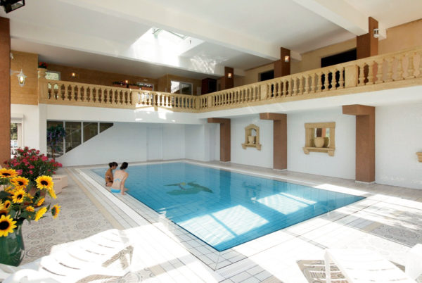 A Anduze, en Cévennes, dans notre hôtel, profitez de notre piscine couverte et chauffée