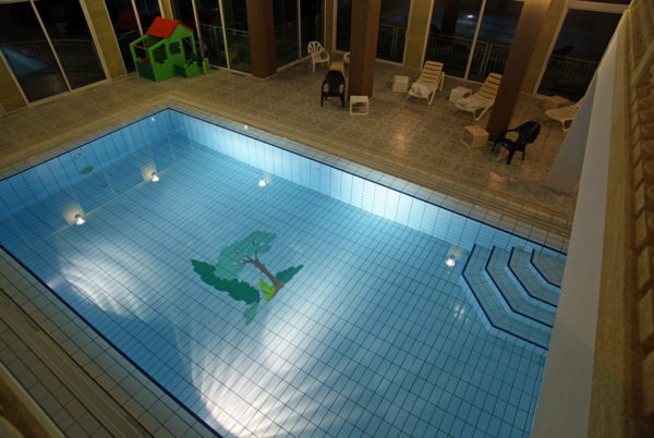 Le soir, à Anduze, en Cévennes, notre piscine couverte et chauffée