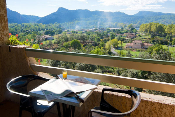 La terrasse privative d'une des chambres de votre hôtel restaurant cévenol, à Anduze