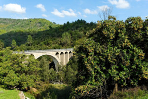 Sur la route allant de Mialet à Anduze, le Pont des Abarines construit entre 1898 et 1900, offre un beau panorama sur la vallée du Gardon